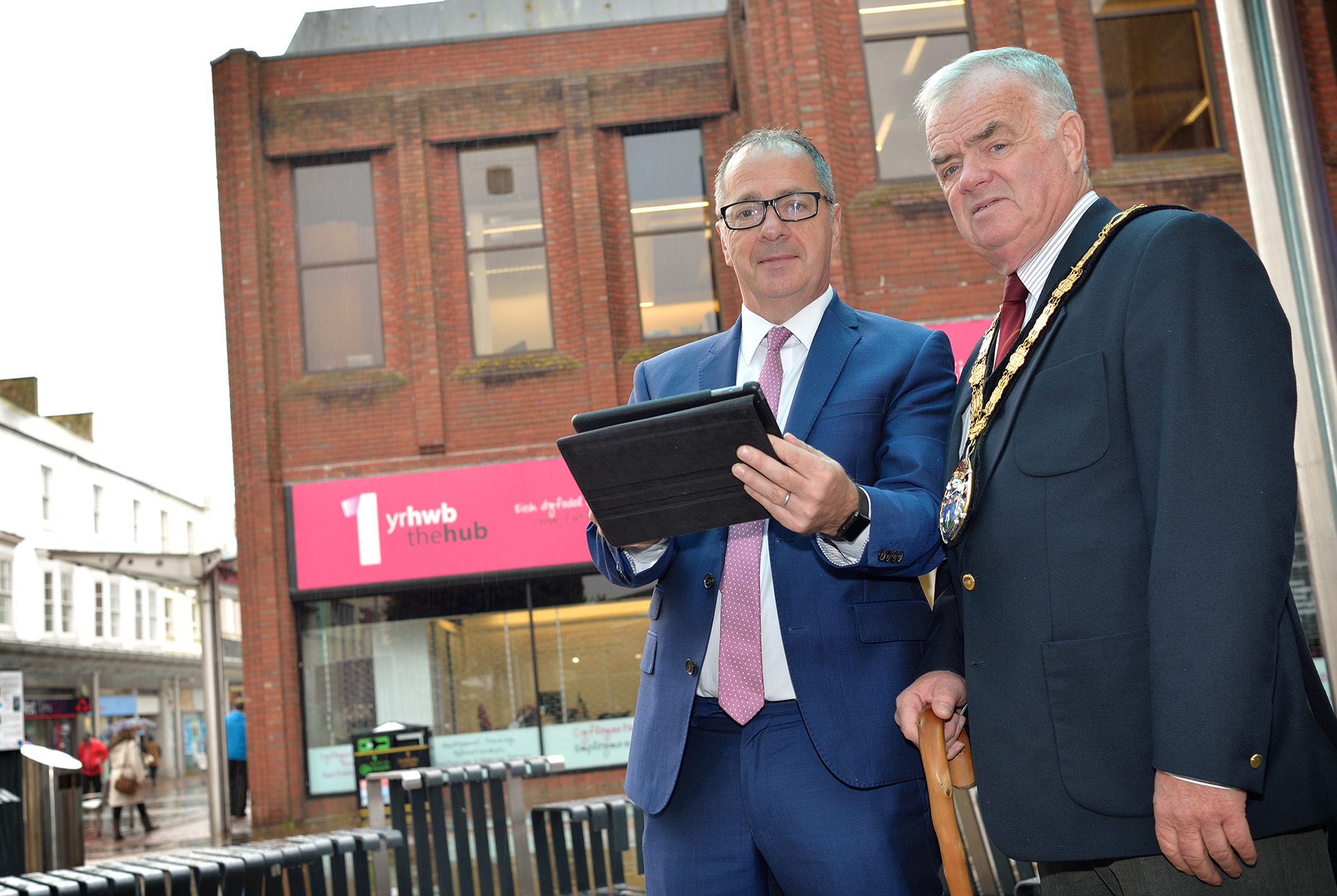 Wi-fi Llanelli with Cllr. Emlyn Dole and town mayor Cllr. Bill Thomas.
