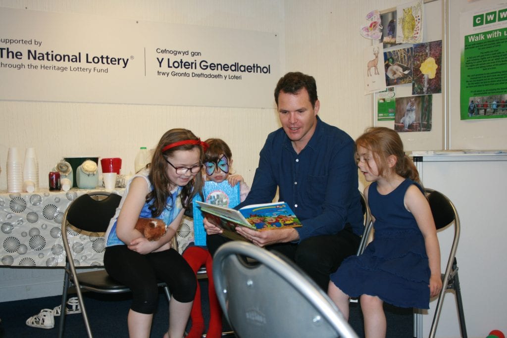 Lee Waters AM read to the delight of the assembled children.